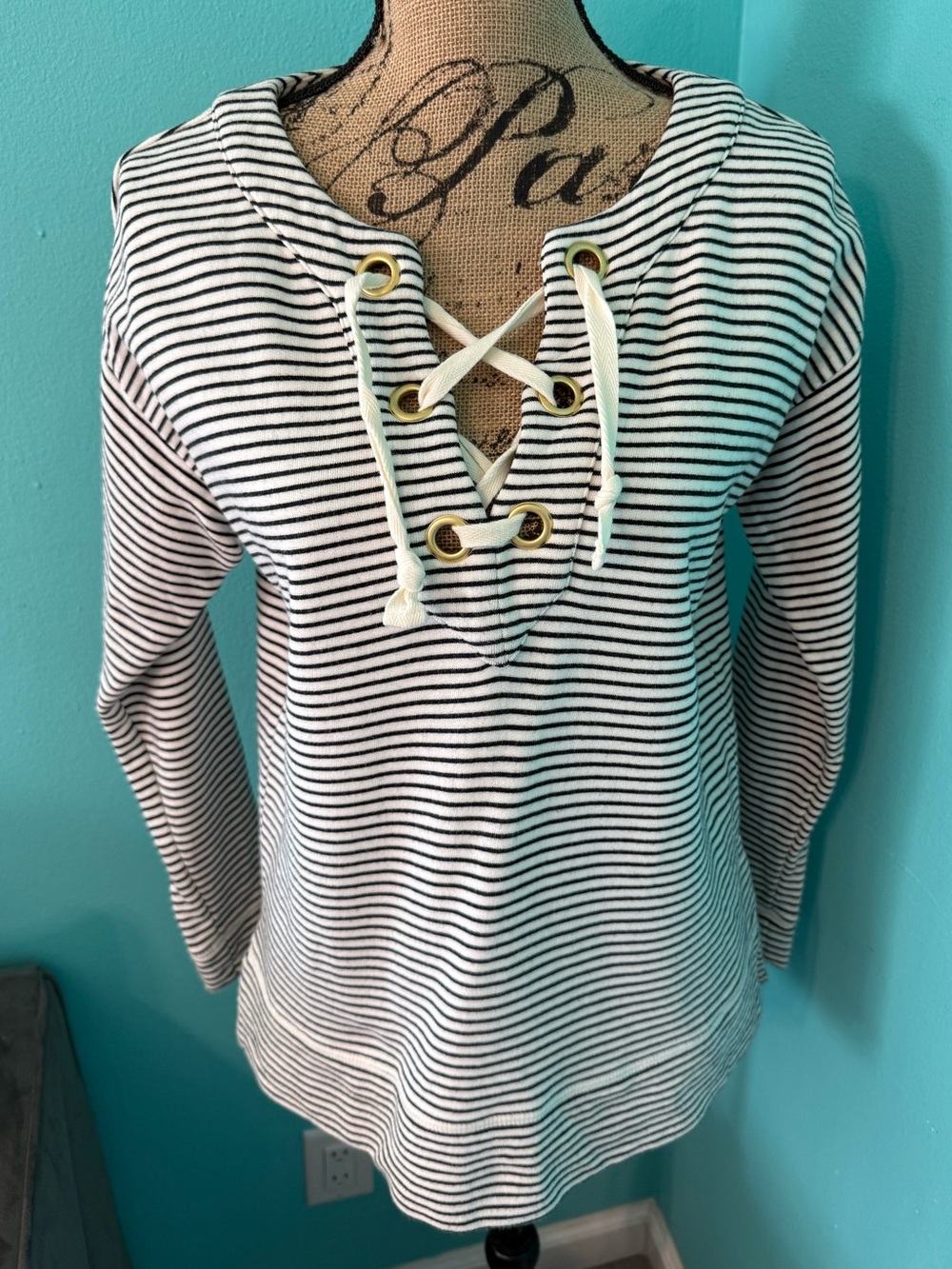 EUC Vineyard Vines Striped Lace up Front Long Sleeve Top Size XS